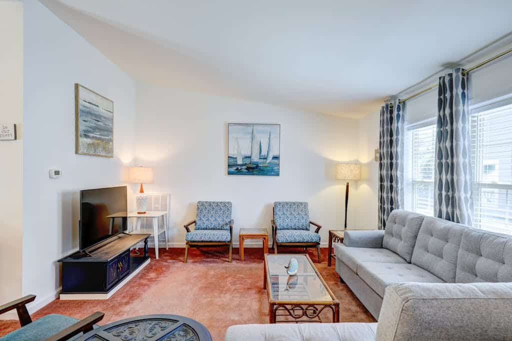 Affordable dog-frienedly beach home w/private deck, gas grill, enclosed yard