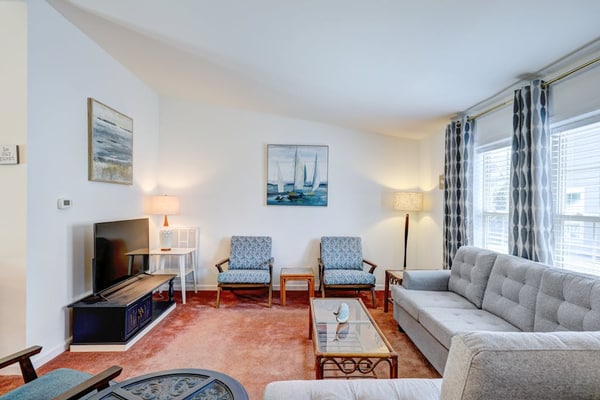 Affordable dog-frienedly beach home w/private deck, gas grill, enclosed yard