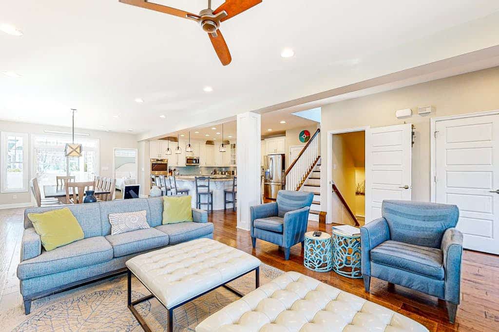 Downtown home near the ocean with enclosed yard, WiFi, AC & beach gear - dogs OK