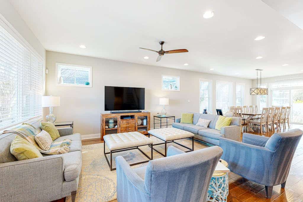 Downtown home near the ocean with enclosed yard, WiFi, AC & beach gear - dogs OK