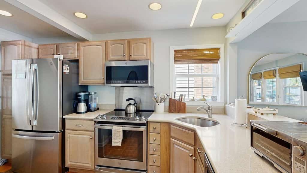 Town of  Rehoboth Beach condo with screened porch & W/D - walk to beach