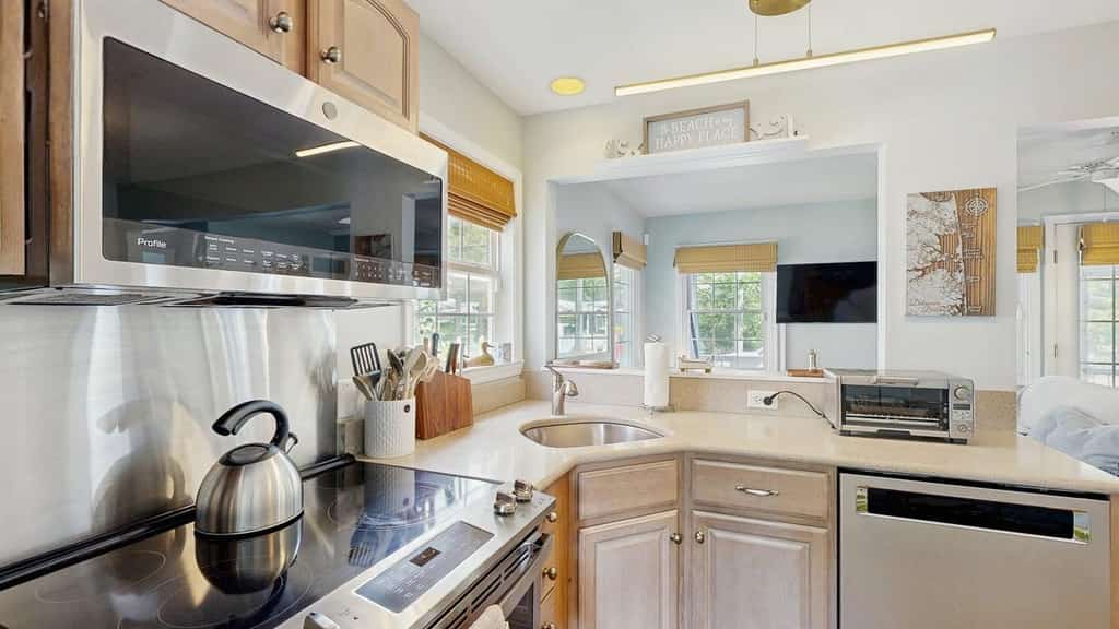 Town of  Rehoboth Beach condo with screened porch & W/D - walk to beach