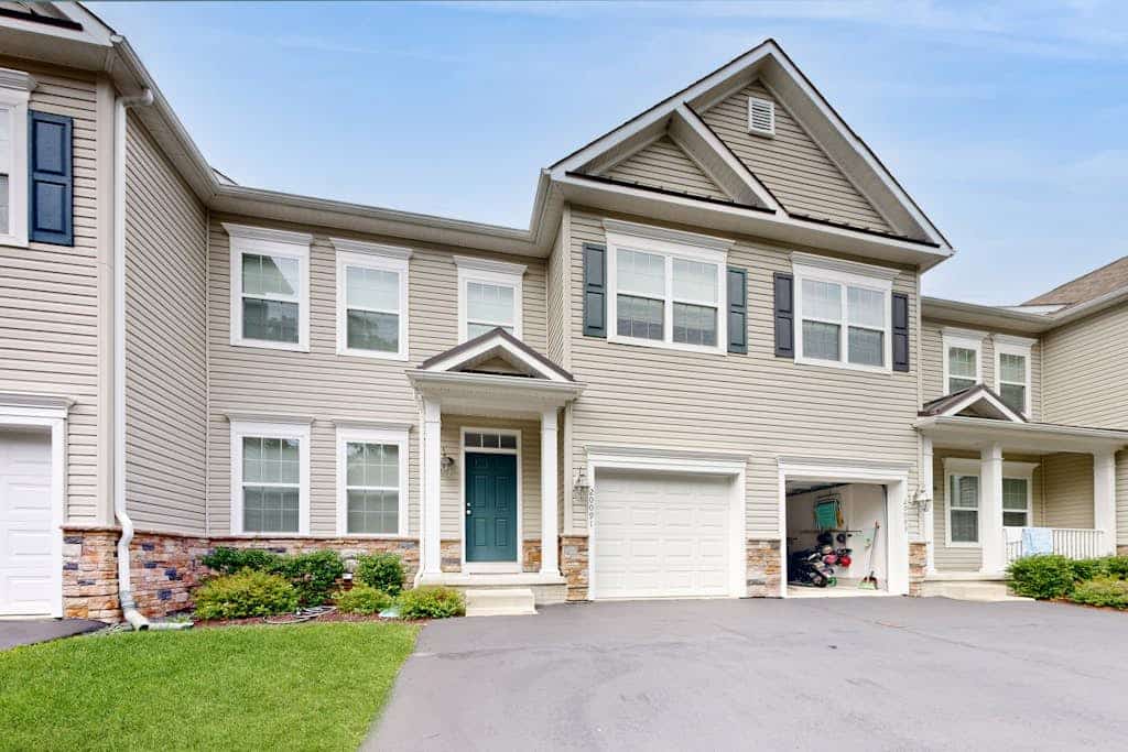 Grande at Canal Pointe spacious condo w/shared pool, W/D & free WIFI