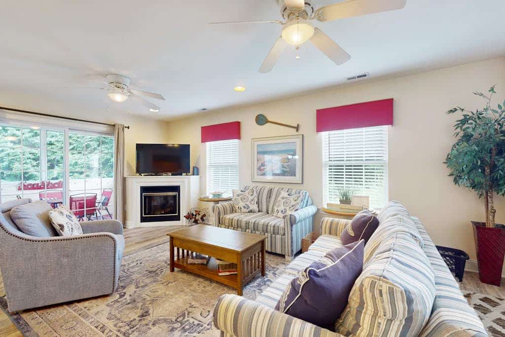 The Palms condo near the beach with on-site pool & enclosed patio