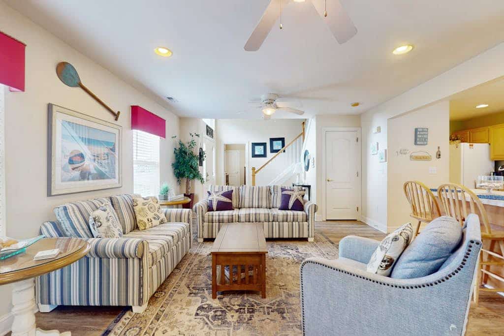 The Palms condo near the beach with on-site pool & enclosed patio