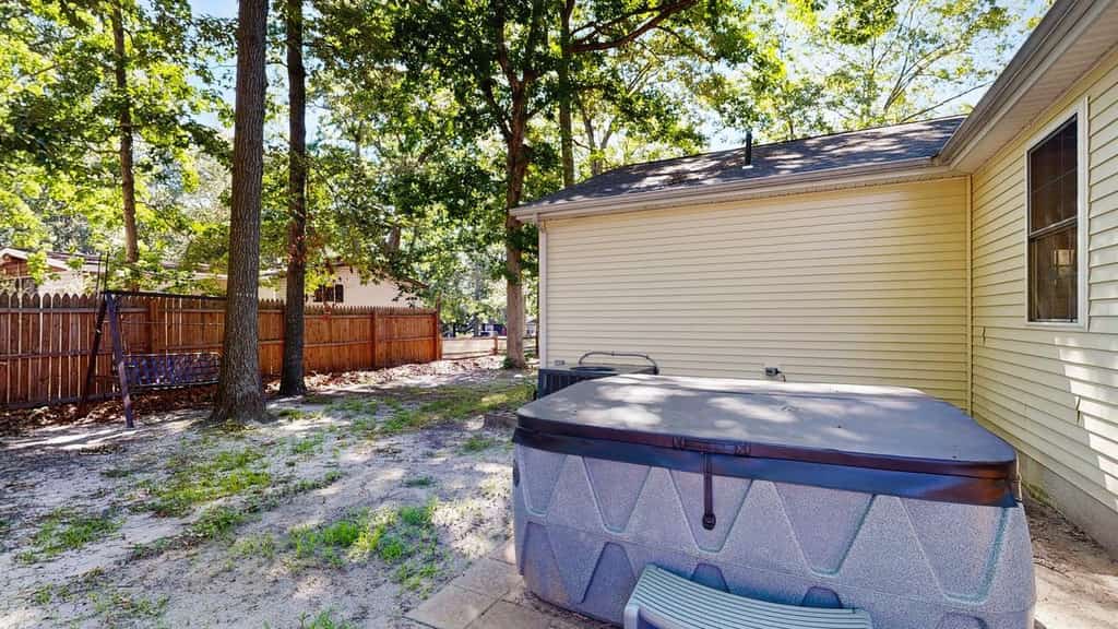 Piney Glade dog-friendly house w/private hot tub, close to restaurants