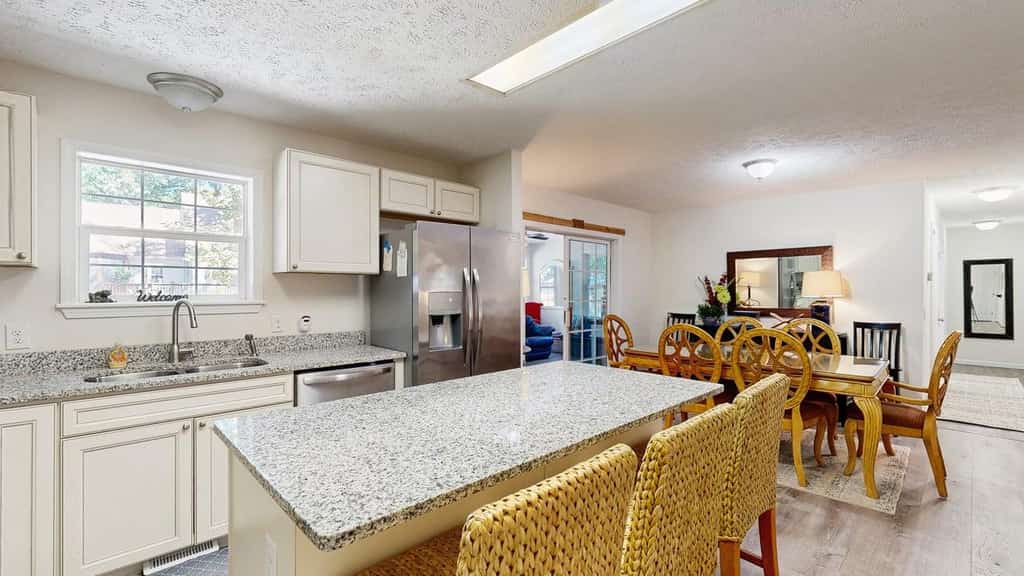Piney Glade dog-friendly house w/private hot tub, close to restaurants