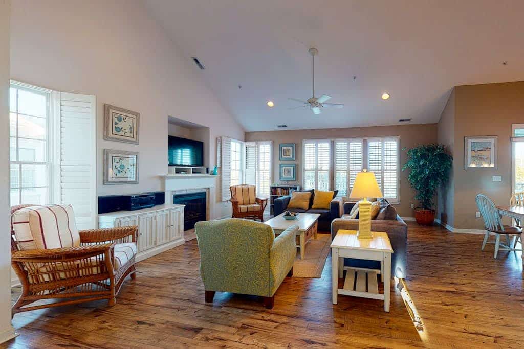 Bear Trap Dunes 2nd-floor, lakefront condo w/ pool and free WiFi - 1 dog OK