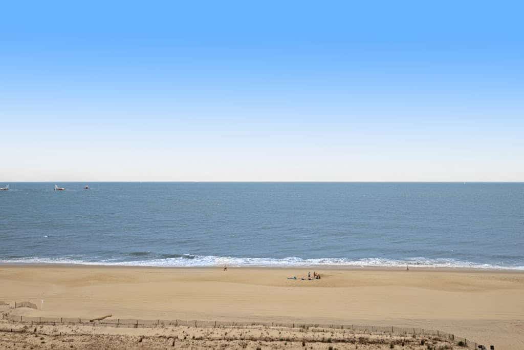 Sea Colony 8th floor condo w/ free WiFi, balcony, shared pool & ocean view