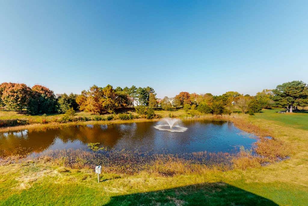 Bear Trap Dunes 2nd floor condo w/ golf on-site, fireplace, and free WiFi