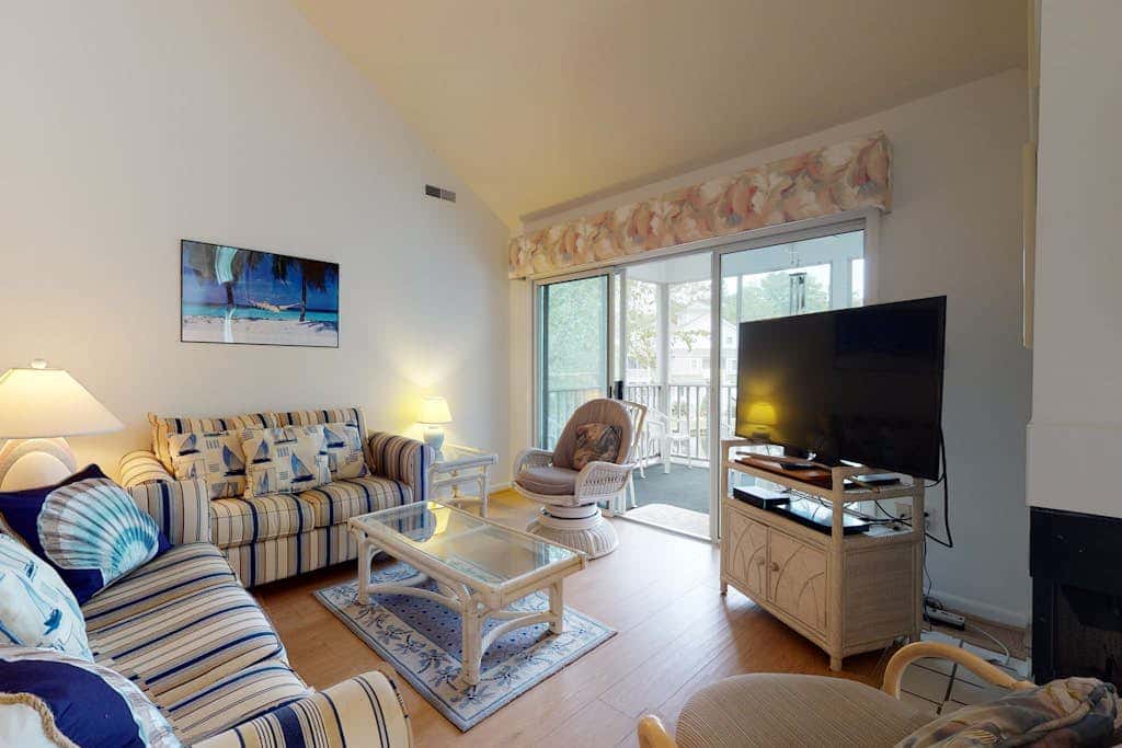 Sea Colony - 19007 Lakeview Ct