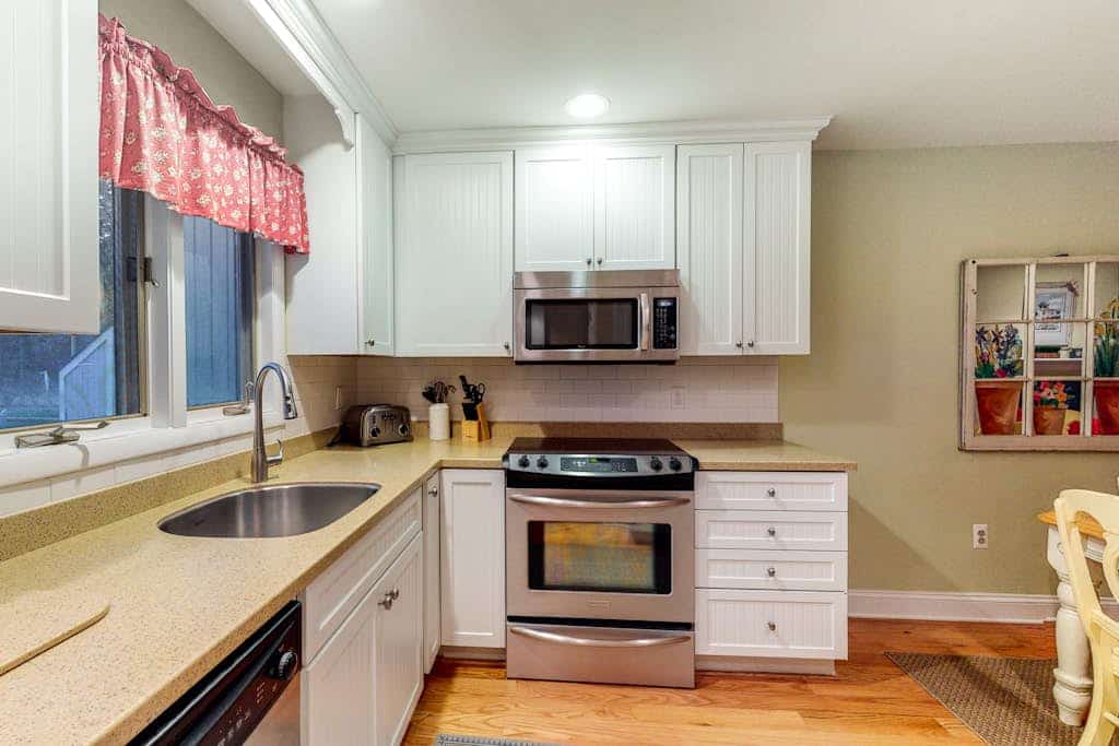 1st-floor Sea Colony Tennis condo with pool, gym, & fireplace