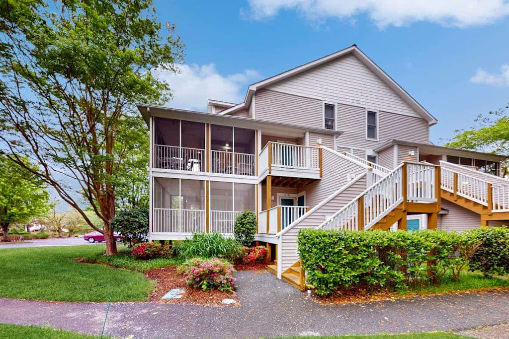 Sea Colony condo with pool, hot tub, sauna, fitness room, gas fireplace & deck