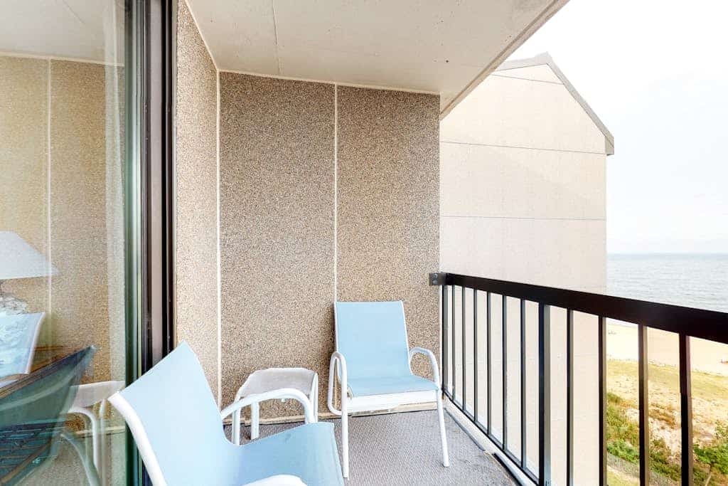 8th floor Sea Colony Oceancondo w/ balcony, elevator, and gym