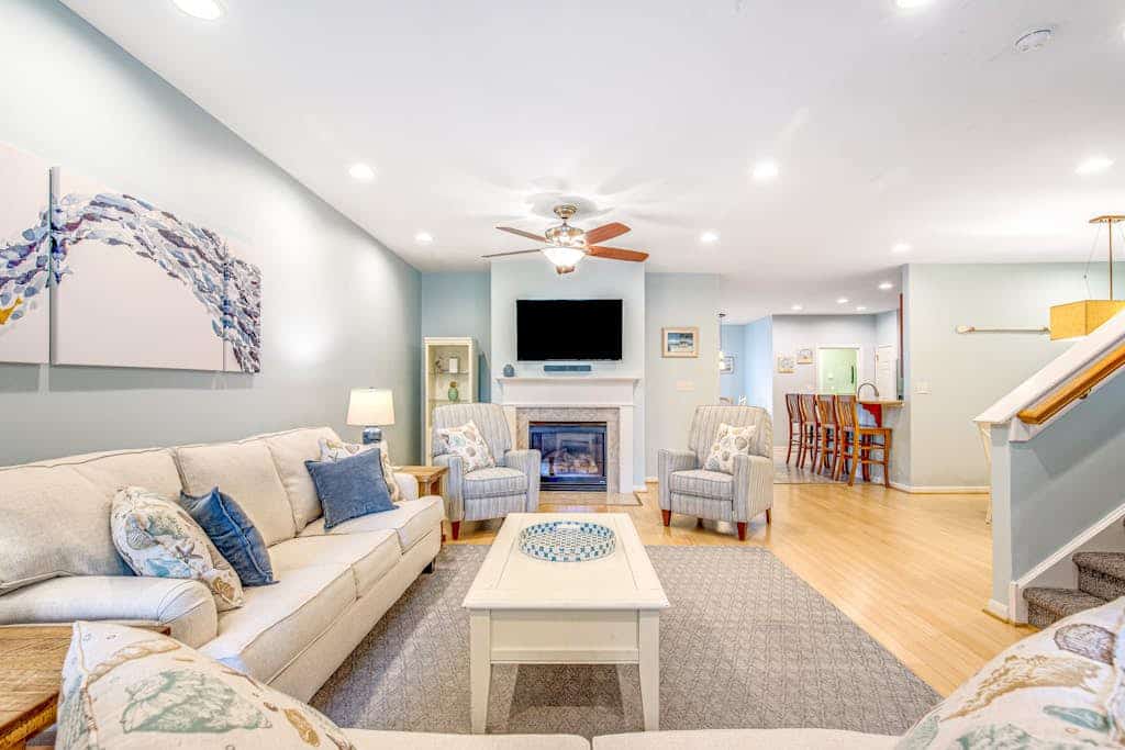 Bayside Resort townhouse with golf on-site, pool access, fireplace, & central AC