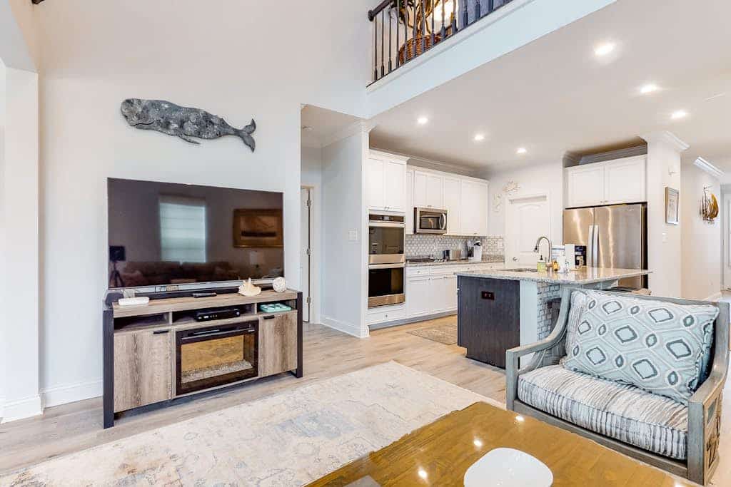 Dog-friendly resort townhouse w/shared sauna, fireplace, basketball/tennis court