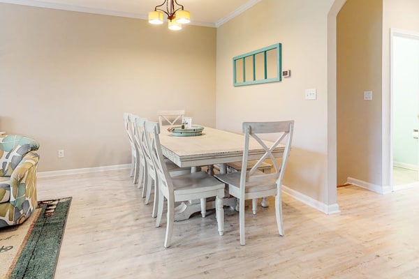 Bayside Resort townhouse w/ gym, private gas grill, pool, and free WiFi