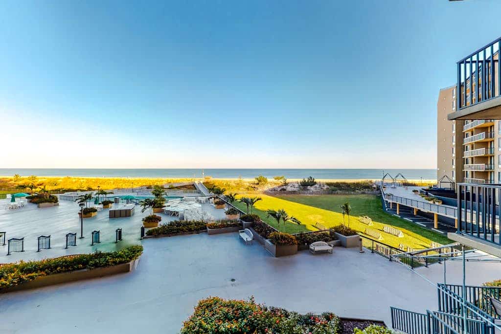 Sea Colony Ocean 2nd floor condo w/ free WiFi, tennis court, and pool