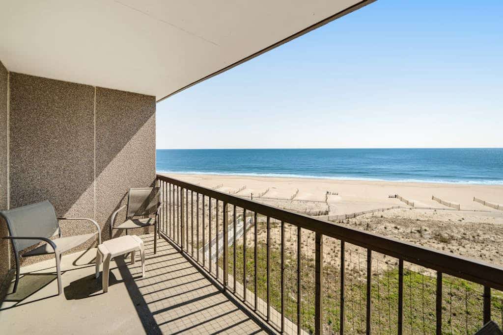 Sea Colony Ocean 6th-floor condo with balcony, pool, hot tub, & ocean view