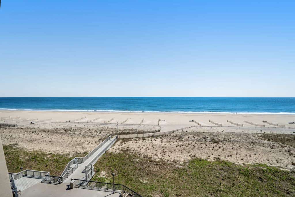 Sea Colony Ocean 6th-floor condo with balcony, pool, hot tub, & ocean view