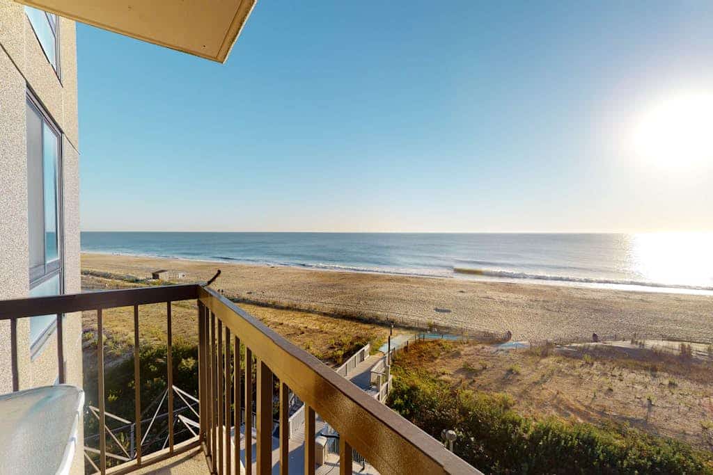 Sea Colony Ocean 5th floor condo w/ balcony, shared sauna, and pool