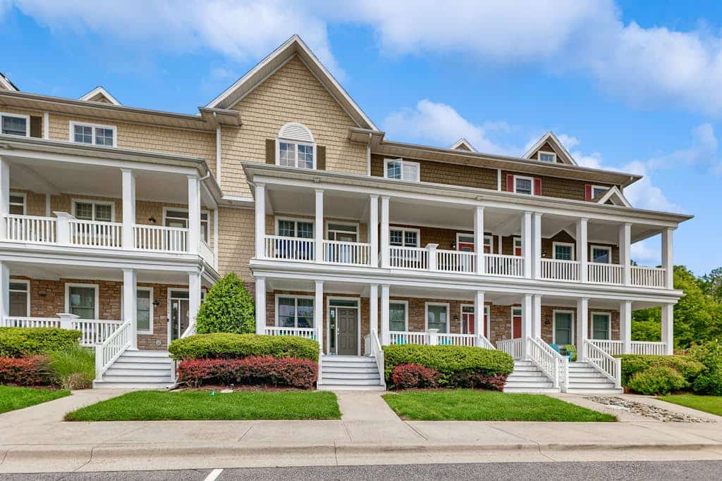 Bayside Resort townhouse w/ balcony, free WiFi, pool, and golf on-site