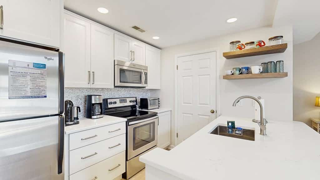Sea Colony Tennis 2nd floor condo w/ gym, shared sauna, and free WiFi