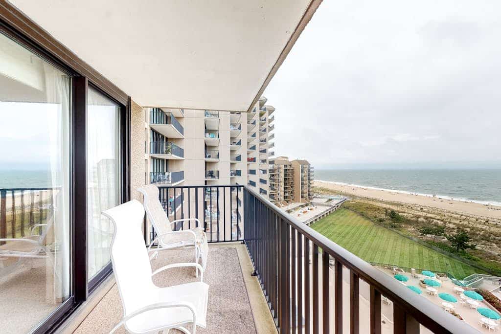 Sea Colony oceanfront 8th floor condo with shared sauna, tennis court, & pool