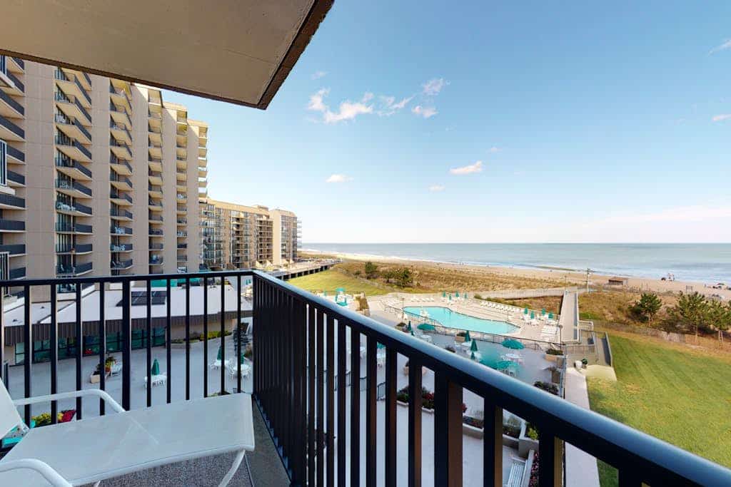 Sea Colony Ocean 4th floor condo w/ balcony, tennis court, and free WiFi