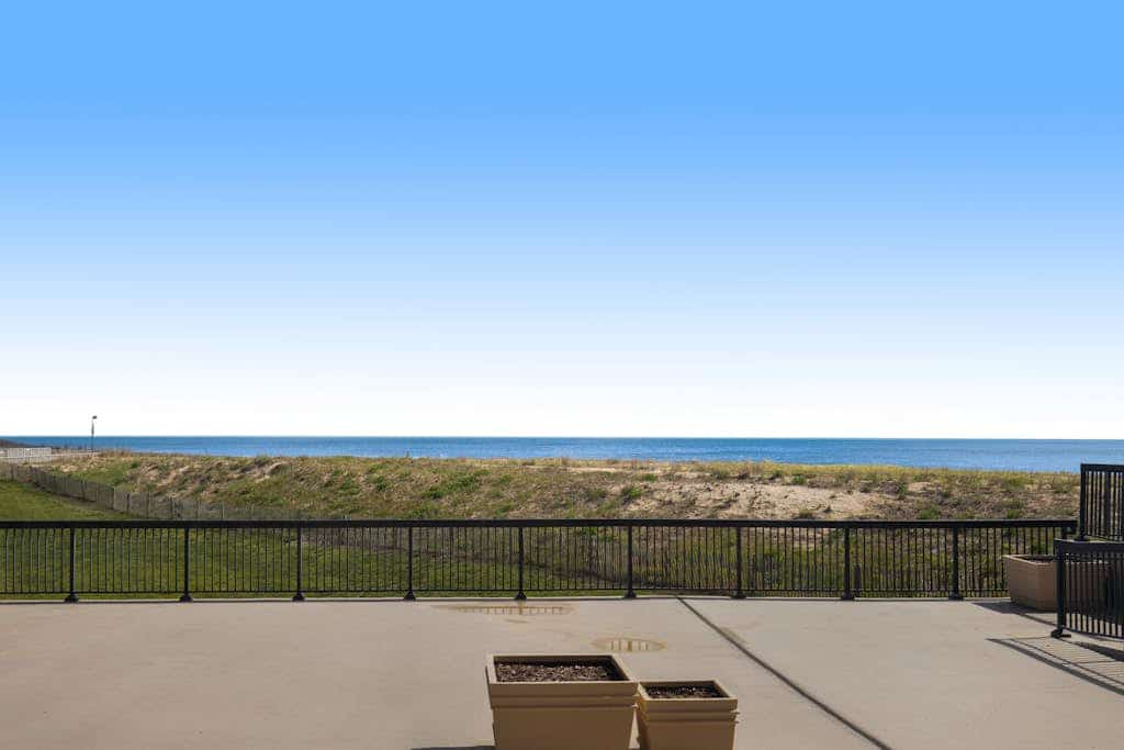Sea Colony oceanfront 1st-floor condo w/ pool, basketball court & elevator