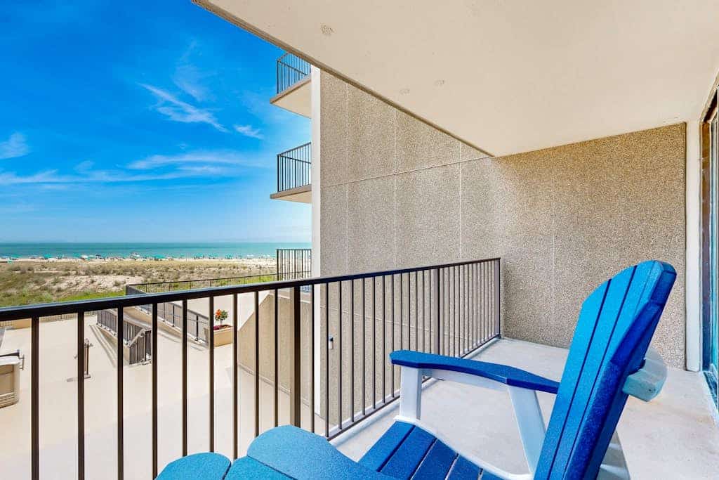 Sea Colony Ocean 2nd-floor condo with elevator and gym near beach