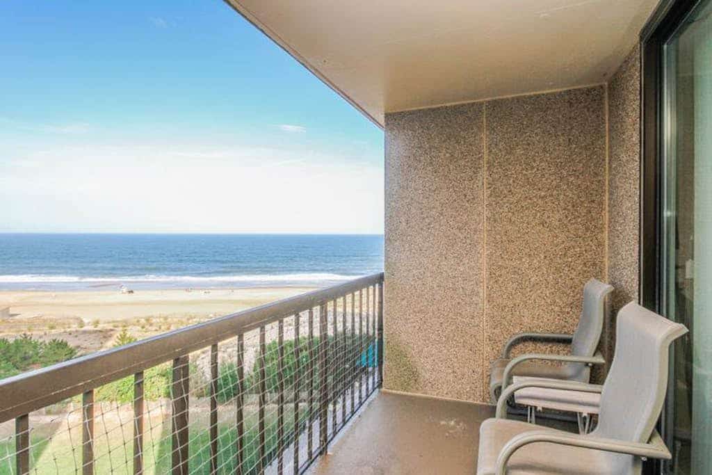 Sea Colony oceanfront, 7th-floor condo w/ pool and ocean view