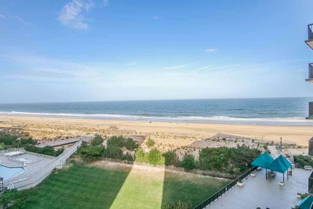 Sea Colony oceanfront, 7th-floor condo w/ pool and ocean view