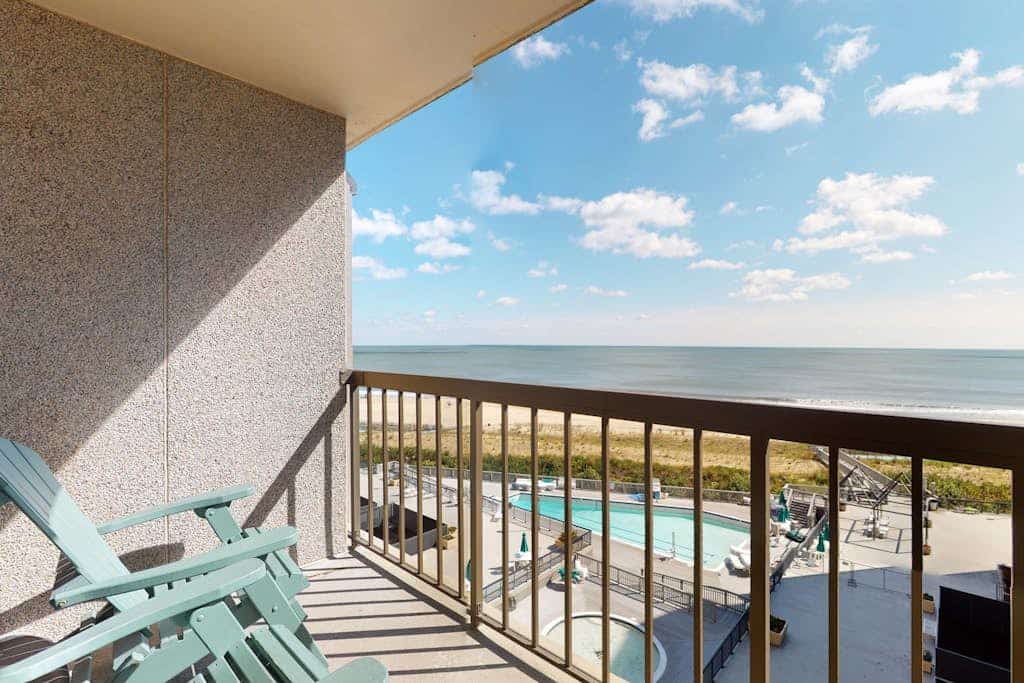 Sea Colony Ocean 6th-floor condo with sauna, tennis court, & elevator