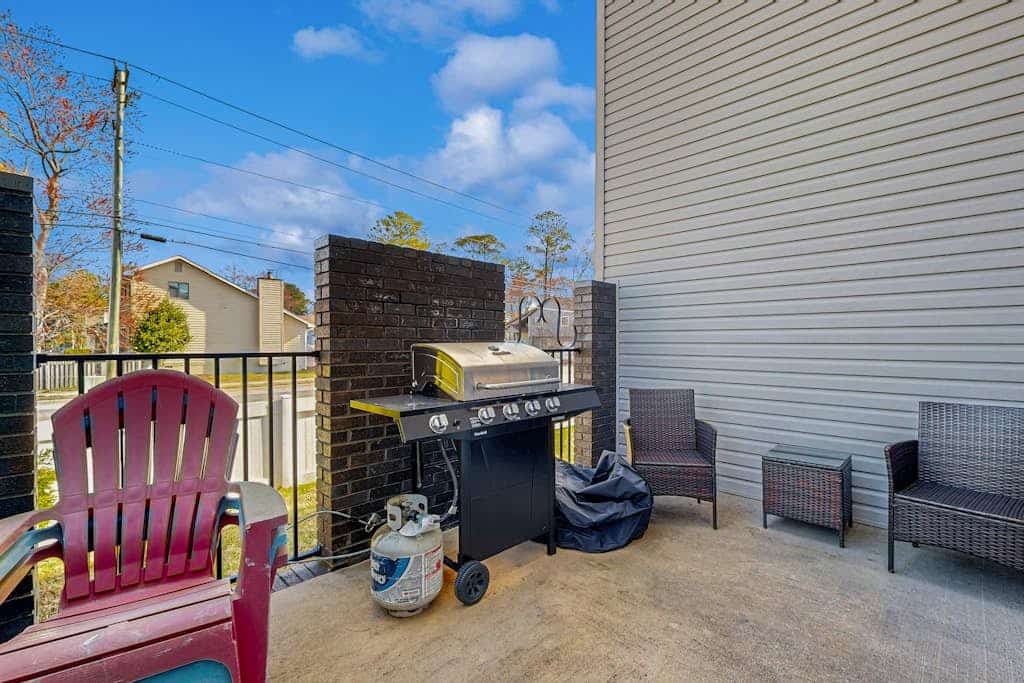 Loggerhead townhouse with gas grill, WiFi, and jetted tub