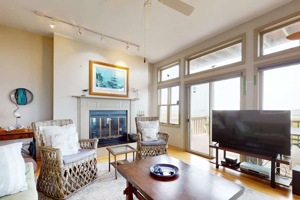 Seatowne bayfront home w/ outdoor shower, community pool, tennis & pier
