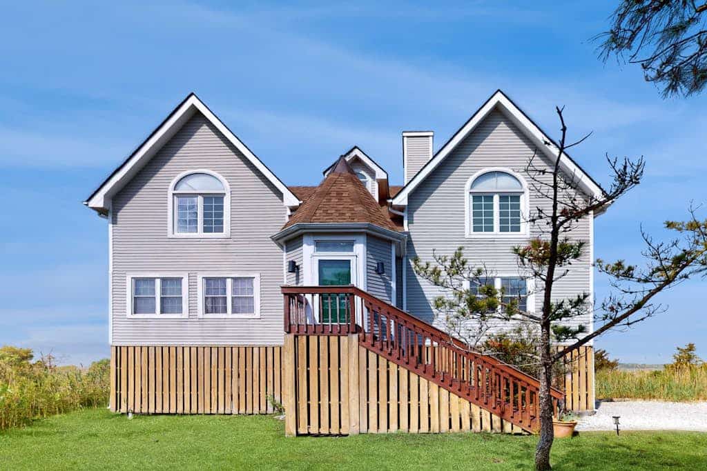 Seatowne bayfront home w/ outdoor shower, community pool, tennis & pier