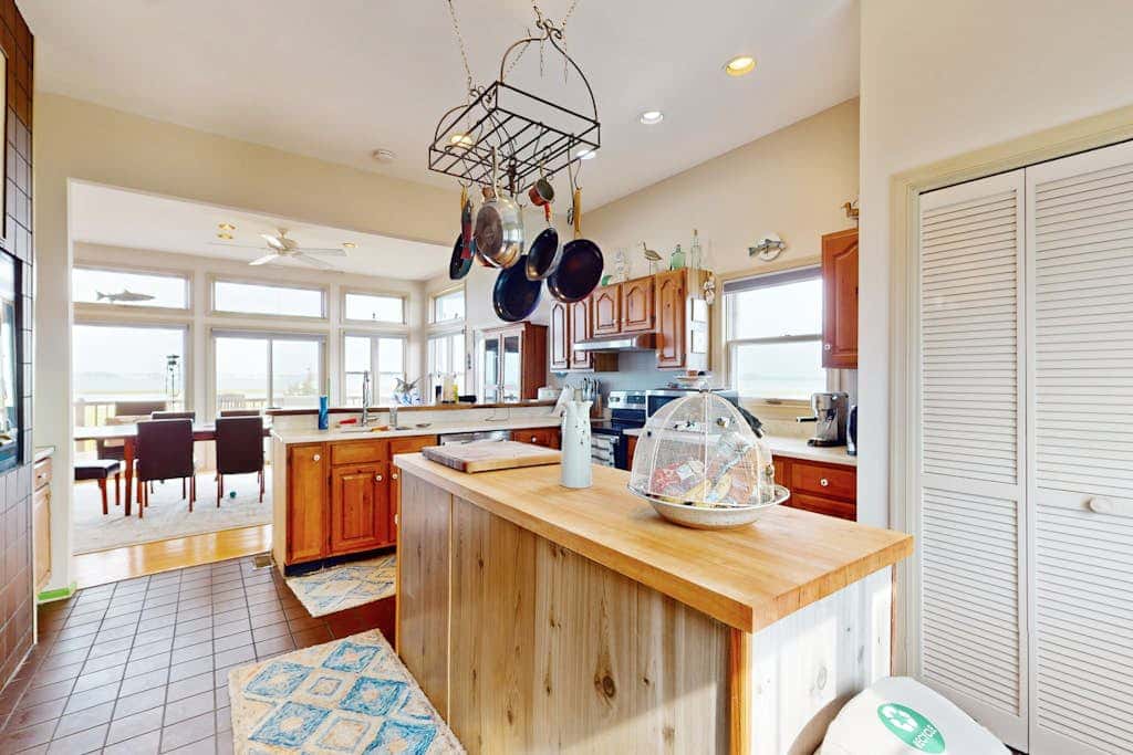 Seatowne - 36912 Bayside Dr