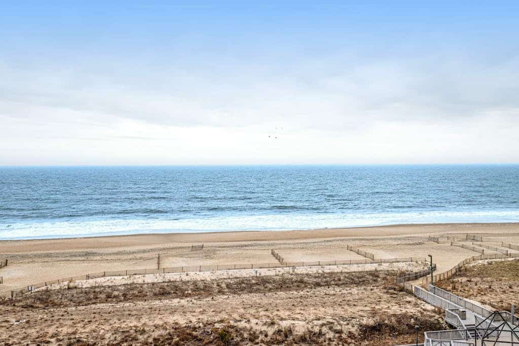 Sea Colony Ocean 7th floor condo w/ pool, shared sauna, and tennis court