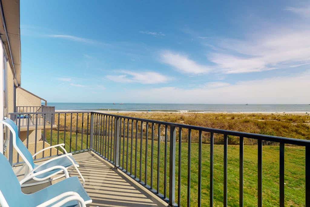 Sea Colony 2nd floor condo with pool & basketball court