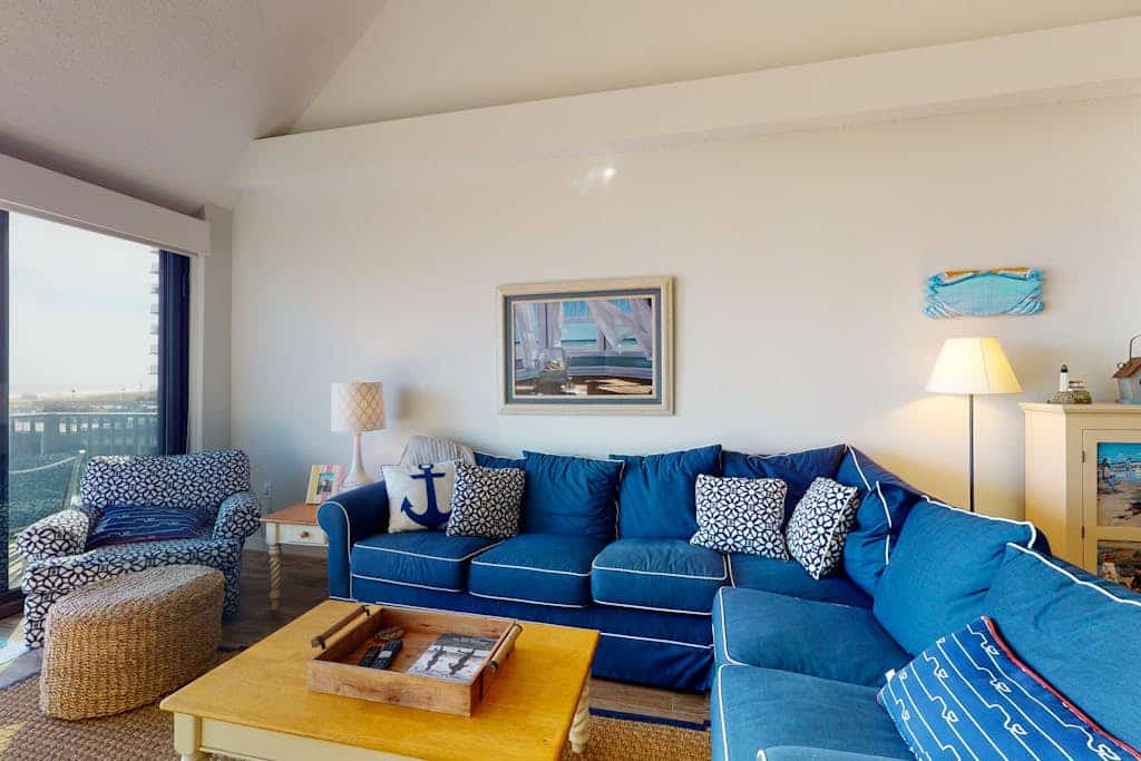Sea Colony 2nd floor condo with pool & basketball court
