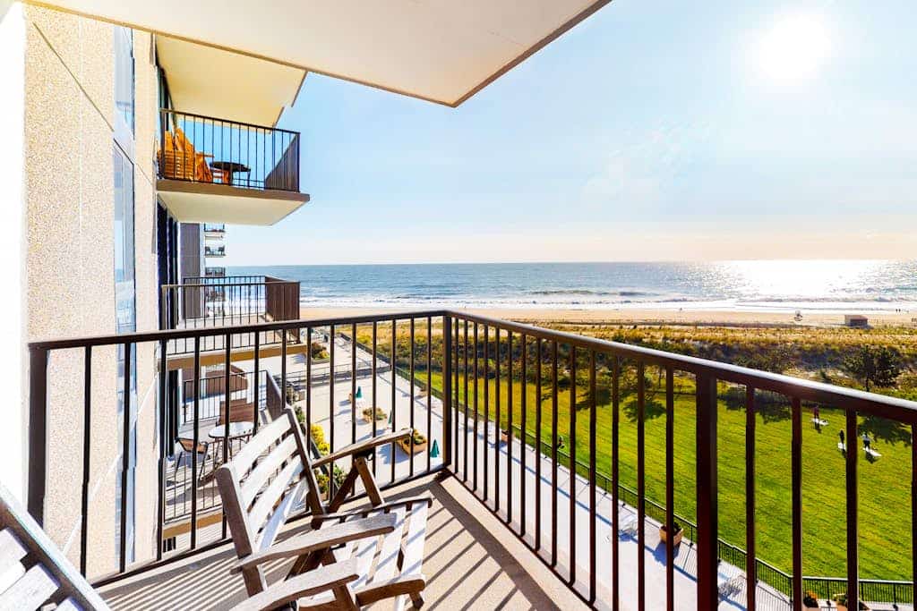 Sea Colony 6th floor condo w/ balcony, pool, and tennis court- ocean view