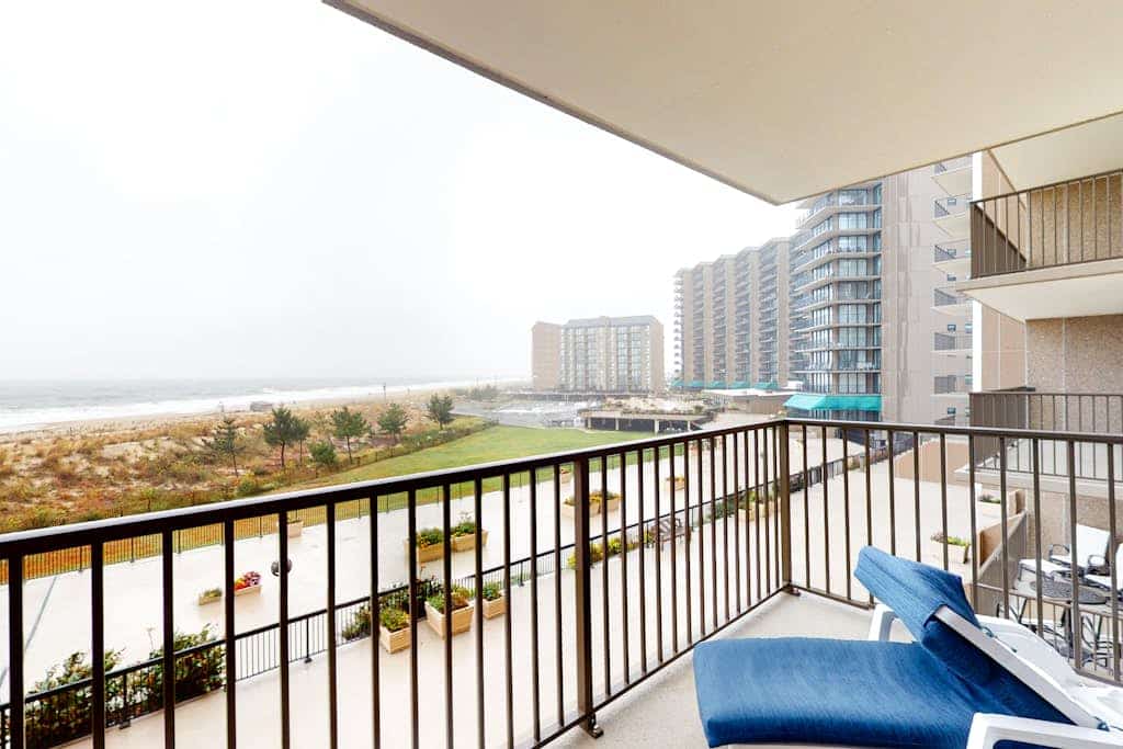 Sea Colony 3rd floor condo w/ ocean view, shared tennis court, elevator, and gym