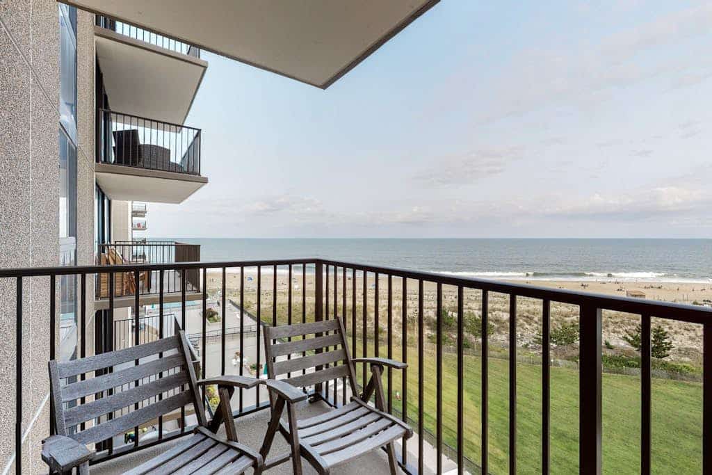 Sea Colony 7th floor condo w/ shared basketball court, balcony & ocean view
