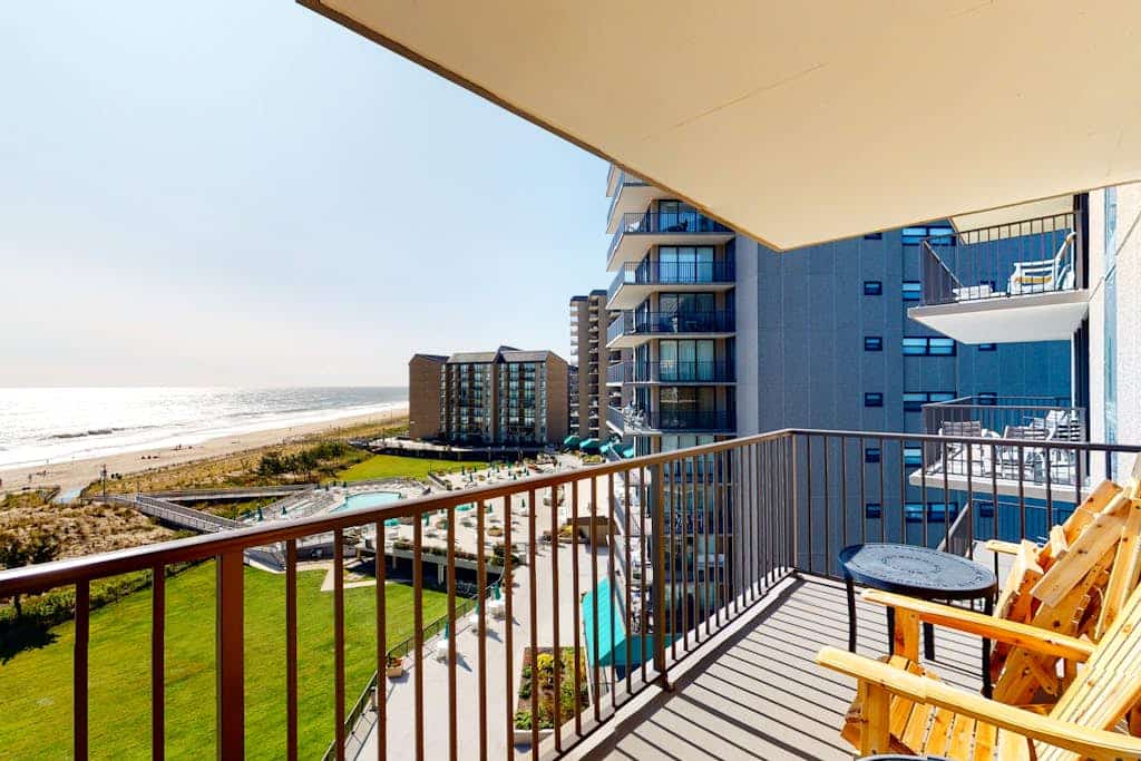 Sea Colony 7th floor condo w/ shared basketball court, elevator, and ocean view