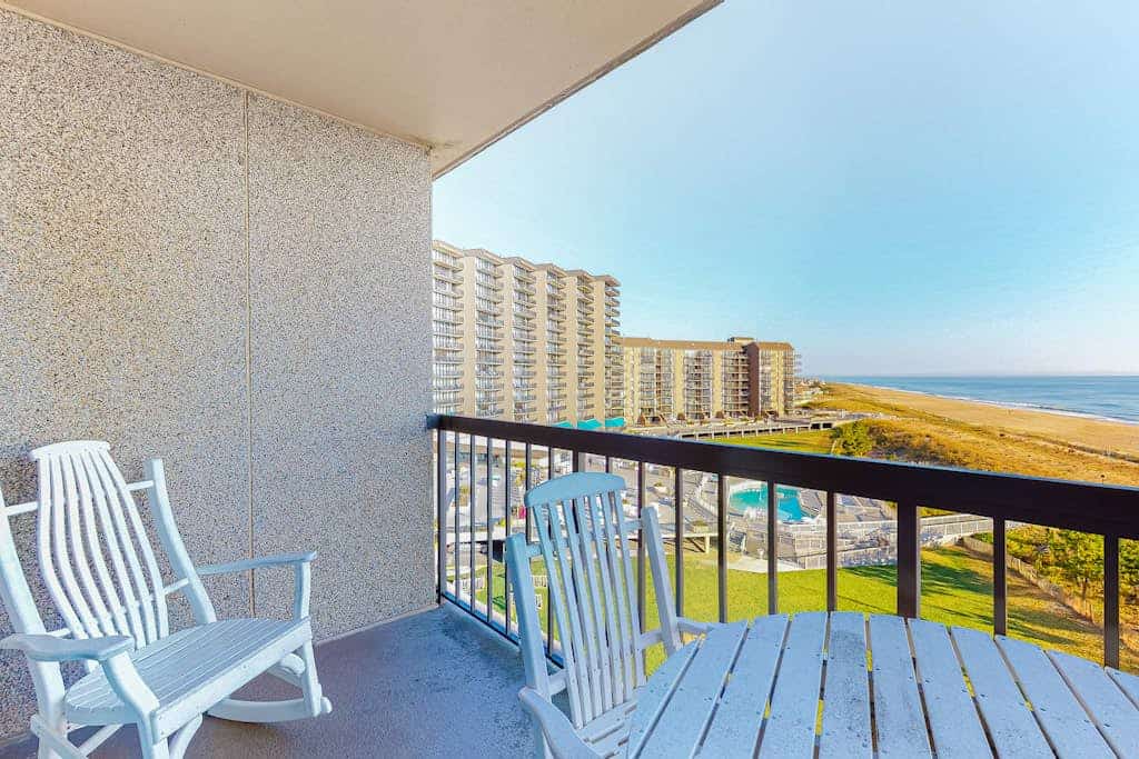 Sea Colony Ocean 6th-floor condo wit balcony, tennis court, & basketball court