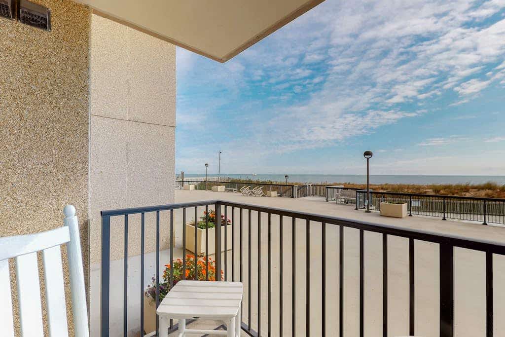Sea Colony Ocean 1st floor condo w/ tennis court, balcony, and pool