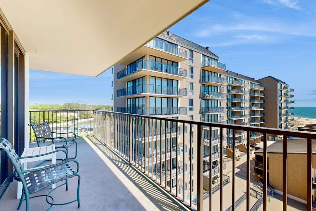 Sea Colony oceanfront 6th floor condo w/ elevator, gym, and ocean views
