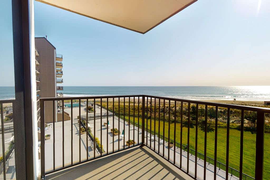 Sea Colony 5th floor condo w/ shared gym, tennis court & sauna - ocean view