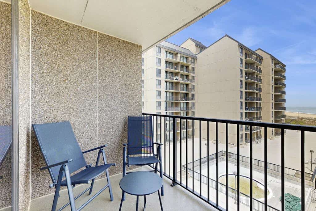 Sea Colony Ocean 4th floor condo w/ free WiFi, balcony, and basketball court
